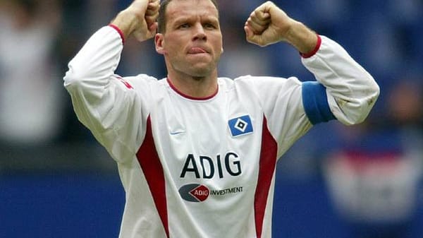 Den Anfang der niederländischen Legionäre beim HSV macht Abwehrmann Nico-Jan Hoogma. Im Sommer 1998 wechselt er von Twente Enschede an die Elbe, wird schnell Stammspieler und Publikumsliebling. 2001 übernimmt Hoogma sogar das Kapitänsamt.