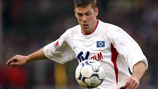 Erik Meijer verpflichten die Rothosen 2001 vom FC Liverpool. Der Angreifer kann zwar auf dem Spielfeld nicht immer überzeugen, hat aber die Sympathien des Publikums genauso wie Hoogma auf seiner Seite.