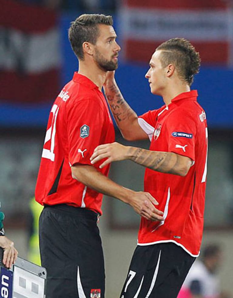 Über den Bremer Stürmer Marko Arnautovic (re.) heißt es, er sei kein Kind von Traurigkeit. Das beweist der Angreifer im Sommer 2011 auch bei seinem Nationalteam, als er mit seinem Teamkollegen Stefan Maierhofer aneinandergerät. Maierhofer hat zuvor beim Länderspiel in der Türkei einen Elfmeter verschossen. Grund genug für Arnautovic, in der Kabine auf seinen Mannschaftskameraden loszugehen.