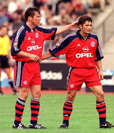 Freunde sind sie wohl heute noch nicht. Lothar Matthäus ist der Platzhirsch beim FC Bayern, als Bixente Lizarazu 1997 zum Rekordmeister stößt. Der Franzose lässt sich nichts gefallen. Als der Linksverteidiger einmal genug vom Lamentieren des deutschen Rekordnationalspielers hat, watscht er Matthäus kurzerhand ab.