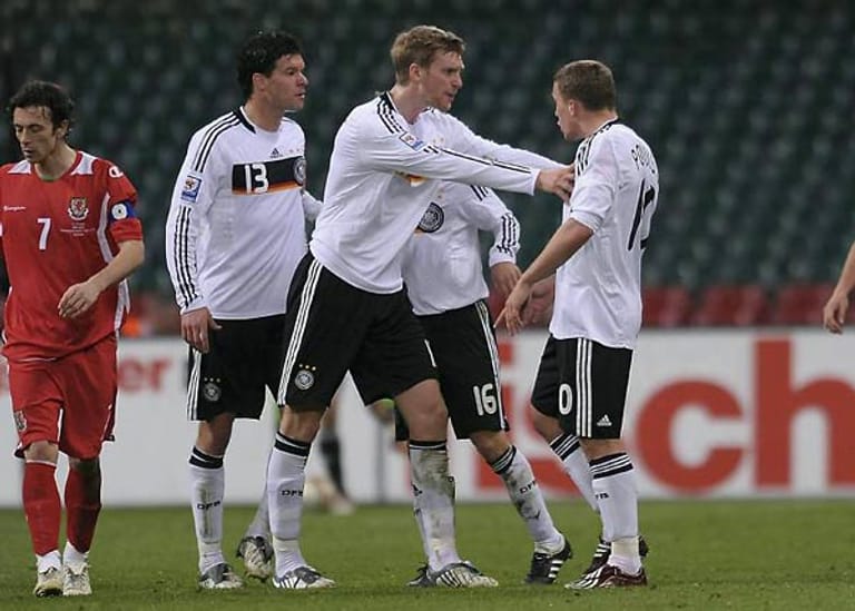 Hieran kann sich wohl jeder Fußball-Fan noch erinnern. Beim WM-Qualifikationsspiel im April 2009 in Wales verpasst Lukas Podolski (re.) dem deutschen Kapitän Michael Ballack eine Ohrfeige. Der ist ob dieser Respektlosigkeit fassungslos.