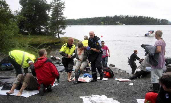 Rückblick: Am 22. Juli fährt Breivik nach seinem Bombenanschlag in Oslo als Polizist verkleidet auf die Insel, wo ein Jugendcamp der norwegischen Arbeiterpartei stattfindet. Dort eröffnet er das Feuer. Rückblick: Am 22. Juli fährt Breivik nach seinem Bombenanschlag in Oslo als Polizist verkleidet auf die Insel, wo ein Jugendcamp der norwegischen Arbeiterpartei stattfindet. Dort eröffnet er das Feuer.