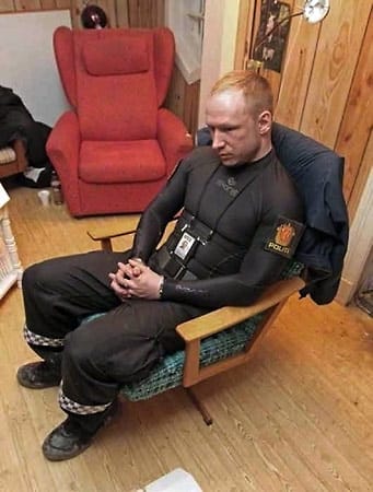 Erst knapp 90 Minuten nach Beginn des Massakers erreicht die Polizei die Insel. Breivik lässt sich widerstandslos festnehmen. Erst knapp 90 Minuten nach Beginn des Massakers erreicht die Polizei die Insel. Breivik lässt sich widerstandslos festnehmen.