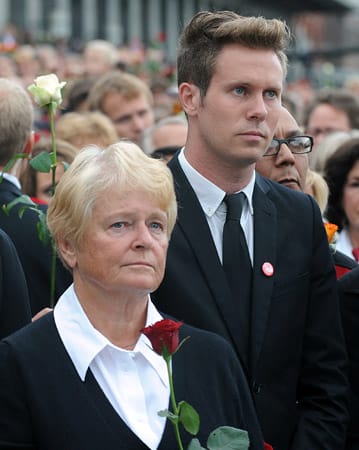 Breivik hatte es auf Utoya auch die ehemalige norwegische Ministerpräsidentin Gro Harlem Brundtland und den Vorsitzenden der sozialdemokratischen Jugend, Eskil Pedersen, abgesehen. Brundtland hatte die Insel zum Zeitpunkt des Massakers jedoch schon wieder verlassen, Pedersen konnte flüchten. Breivik hatte es auf Utoya auch die ehemalige norwegische Ministerpräsidentin Gro Harlem Brundtland und den Vorsitzenden der sozialdemokratischen Jugend, Eskil Pedersen, abgesehen. Brundtland hatte die Insel zum Zeitpunkt des Massakers jedoch schon wieder verlassen, Pedersen konnte flüchten.