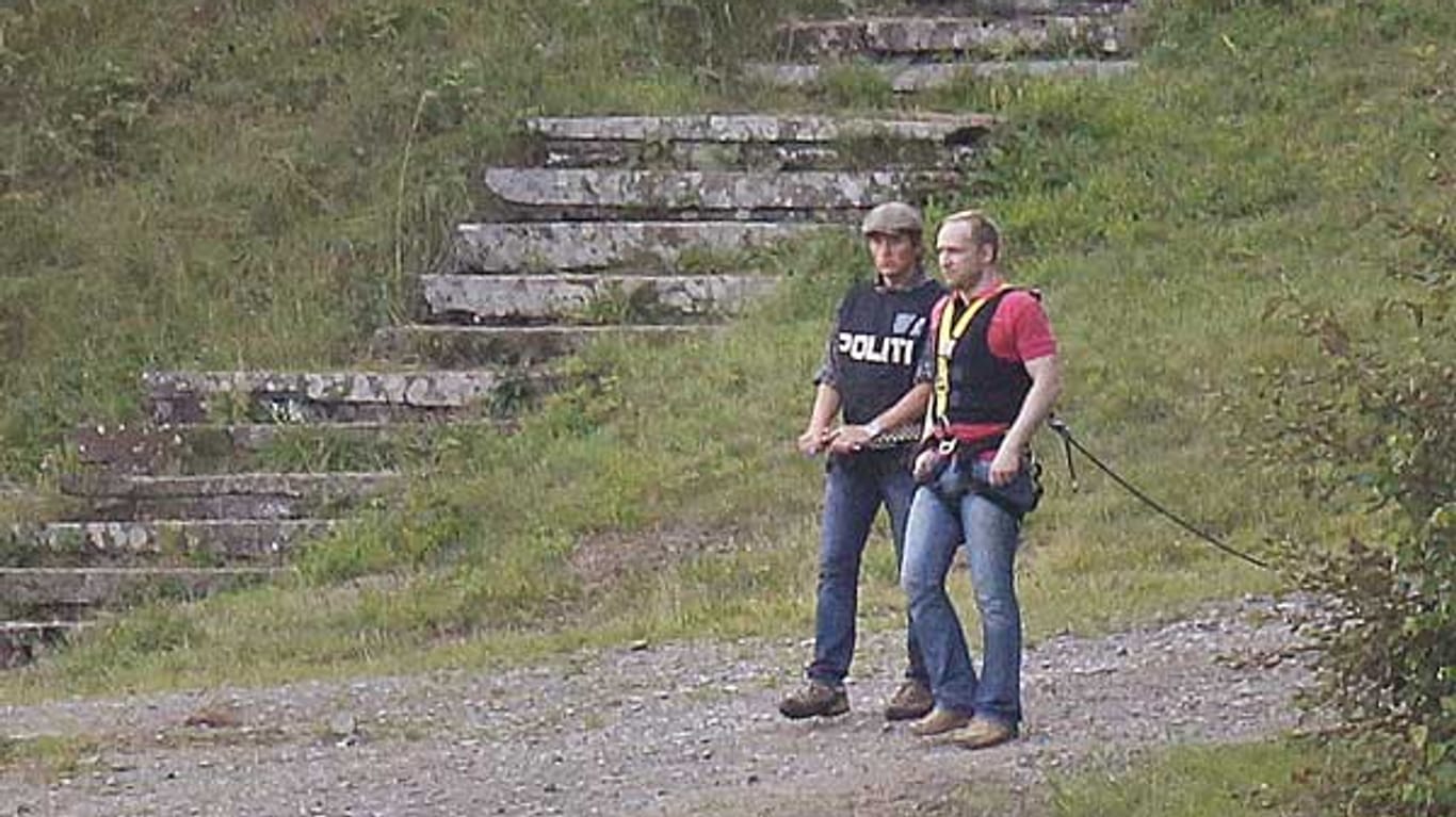 Kommissar Löken und Breivik beim Ortstermin auf auf der Insel Utoya