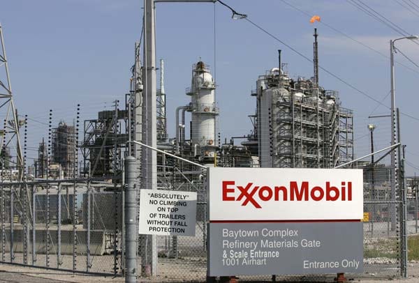 Exxon Mobil ist das größte Unternehmen auf der Welt. Der Ölmulti machte im Jahr 2011 einen Umsatz von 433,5 Milliarden Dollar und kam auf einen Marktwert von 407,4 Milliarden Dollar. Ausschlaggebend für eine Bewertung sind der Gewinn, Umsatz, Marktwert sowie das Kapital eines Unternehmens.