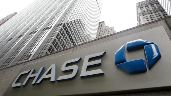 Auf Platz 2 der 2000 größten Unternehmen folgt JP Morgan Chase. Die amerikanische Bank mit Sitz in New York machte einen Umsatz von 110,8 Milliarden und hat einen Marktwert von 170,1 Milliarden Dollar. Ihr Kapital von 2265,8 Milliarden Dollar katapultierte das Institut auf den zweiten Rang.