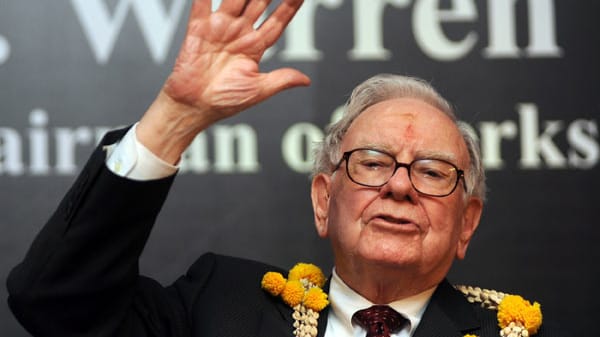 Platz 8: Berkshire Hathaway Inc. ist eine US-amerikanische Beteiligungsgesellschaft deren Vorsitzender der Starinvestor Warren Buffett ist. Das Unternehmen, das in Versicherungen und vielen anderen Bereichen tätig ist, kam auf einen Umsatz von 143,7 Milliarden Dollar. Der Marktwert wurde auf 202,2 Milliarden Dollar beziffert, das Kapital lag bei 392,6 Milliarden Dollar.