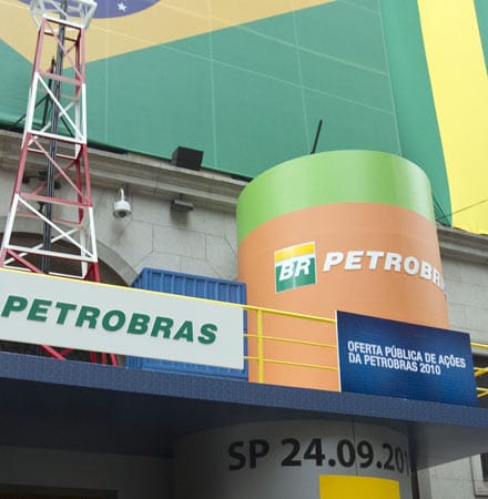 Platz 10: Der letzte Platz der zehn größten Unternehmen der Welt geht an Petrobras (Petróleo Brasileiro S.A.). Das halbstaatliche brasilianische Mineralölunternehmen machte im Jahr 2011 einen Umsatz von 145,9 Milliarden Dollar. Der Marktwert lag bei 180 Milliarden Dollar.