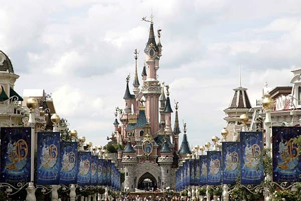 Das Wahrzeichen des Disneylands Paris ist das Märchenschloss an der Central Plaza.