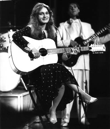 Das Foto zeigt Nicole bei ihrem Grand-Prix-Auftritt von 1982. Bei dem Wettbewerb holte sie mit dem Ralph-Siegel-Song "Ein bisschen Frieden" erstmals den Titel für Deutschland.
