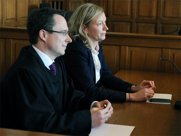 Mitarbeiterin der Rechtsabteilung Jannette Dietrich und der Anwalt Thorsten Troge sitzen für YouTube in Hamburg im Landgericht im Sitzungssaal.