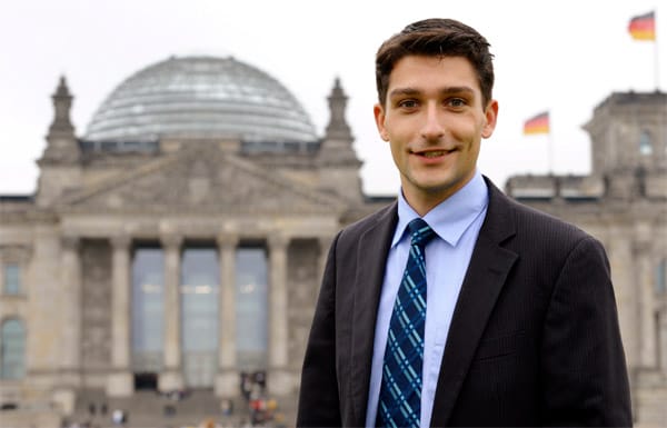 Der 25-jährige Florian Bernschneider ließ sich von seinem früheren Arbeitgeber, der Norddeutschen Landesbank, garantieren, dass dieser für seine Studiengebühren aufkommt. Beim Bundestag, in dem er seit 2009 für die FDP sitzt, gab er dies auch brav als "künftigen Vermögensvorteil" an.
