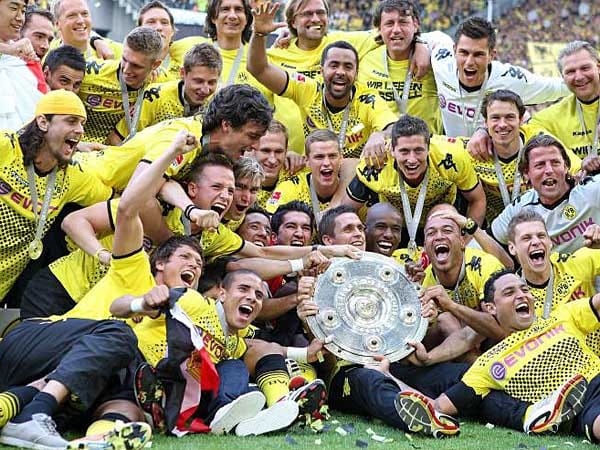 Aber Champions stehen wieder auf. Nicht zuletzt aufgrund der finanziellen Grenzen schickt Dortmund 2011 ein Team aus Nobodys ins Rennen - und gewinnt völlig überraschend den Titel. Die jüngste Meistermannschaft aller Zeiten verzaubert die Bundesliga mit atemberaubenden Offensivfußball.