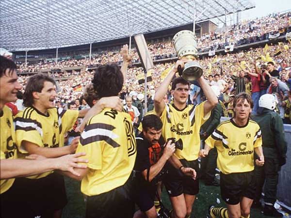Danach versinkt der BVB über zwanzig Jahre in der Bedeutungslosigkeit. Erst 1989 feiern die Schwarz-Gelben ihre Wiedergeburt. Norbert Dickel trifft im DFB-Pokalfinale doppelt und hat allergrößten Anteil daran, dass die Borussia durch ein 4:1 über den Favoriten Werder Bremen beide Hände am Pott hat.