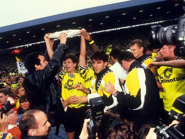 Nach einer Durststrecke von 28 Jahren geht 1995 auch die meisterschaftslose Zeit beim BVB zu Ende. Trainer Ottmar Hitzfeld führt seine Startruppe um Andi Möller, Kalle Riedle und Stefan Reuter zum Titel und setzt den BVB endgültig wieder auf die Bundesliga-Landkarte.