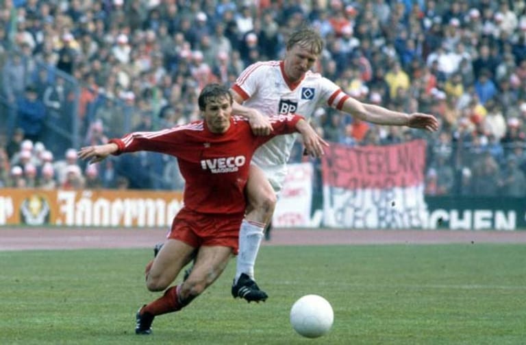 FC Bayern - HSV 3:4 (24. April 1982, 29. Spieltag): Ein Endspiel um den Titel im Frühjahr 1982. Angesichts von drei Punkten Rückstand auf Tabellenführer HSV muss Meister Bayern gewinnen, um im Geschäft zu verbleiben. Nach 64 Minuten sieht es bestens aus: Dieter Hoeneß köpft zum 3:1 ein. 12 Minuten später aber steht es 3:3. Und in der 90. Minute erstarrt der Großteil der 78.000 Besucher: Horst Hrubesch trifft zum zweiten Mal. Sein Kopfball zum 4:3 gilt als Schlüssel zum zweiten Bundesliga-Titel des HSV.