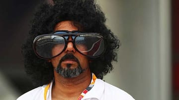 Doppelte Brille hält besser: gesehen im Fahrerlager von Bahrain.