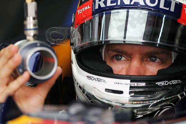 Der Weltmeister ganz fokussiert: Sebastian Vettel im Cockpit seines Red Bull.