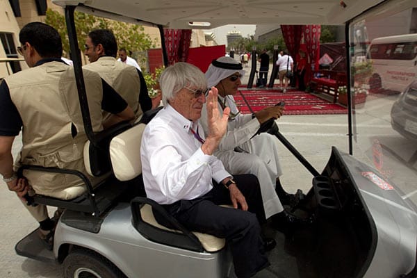 Vorsicht, der Chef kommt! Bernie Ecclestone fährt im Golfcart an der Strecke in Bahrain vor.