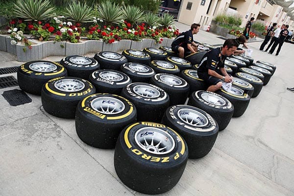 Die Qual der Wahl: Red-Bull-Mechaniker bereiten die verschiedenen Reifentypen vor.