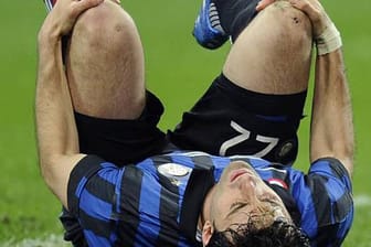 Diego Milito von Inter Mailand am Boden.