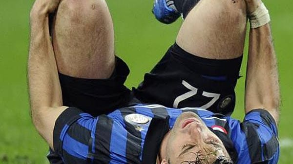 Diego Milito von Inter Mailand am Boden.