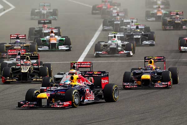 Und los geht's: Sebastian Vettel führt das Feld in die erste Kurve.