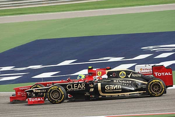 Felipe Massa (hinten) und Kimi Räikkönen liefern sich ein hartes Duell auf der Strecke.