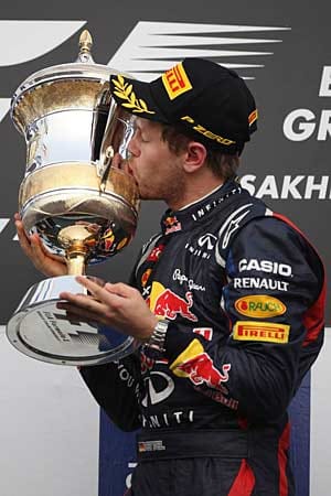 Sebastian Vettel küsst den Siegerpokal auf dem Podium in Bahrain.