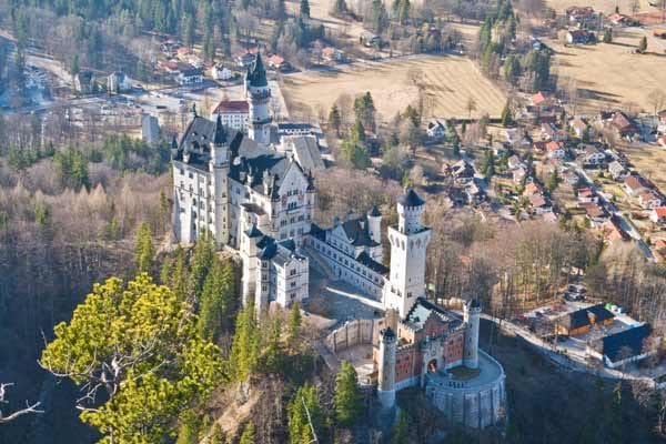 Das oftmals als "Märchenschloss" bezeichnete Neuschwanstein belegt den zweiten Platz. Mehr als eine Millionen Touristen im Jahr besuchen das Schloss.