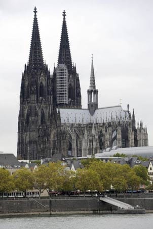 Der Kölner Dom ist als UNESCO-Welterbe auf Platz drei der Top Sehenswürdigkeiten. Das Kirchengebäude ist das zweithöchste Europas und das dritthöchste der Welt.