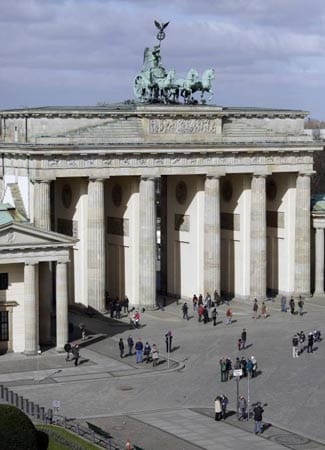 Auf Platz vier befindet sich das in Berlin stehende Brandenburger Tor, welches das bekannteste Wahrzeichen der Stadt ist. Auf Platz vier befindet sich das in Berlin stehende Brandenburger Tor, welches das bekannteste Wahrzeichen der Stadt ist.