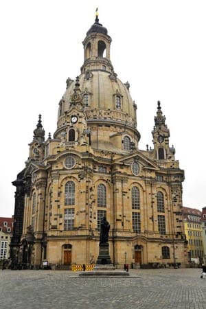 Platz fünft belegt die Frauenkirche in Dresden. Sie wurde, nachdem sie im zweiten Weltkrieg stark beschädigt wurde, von 1995 bis 2005 wieder aufgebaut.