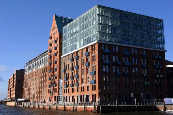Der größte Seehafen in Deutschland befindet sich in Hamburg. Er steht auf Platz sechs der Top Sehenswürdigkeiten.