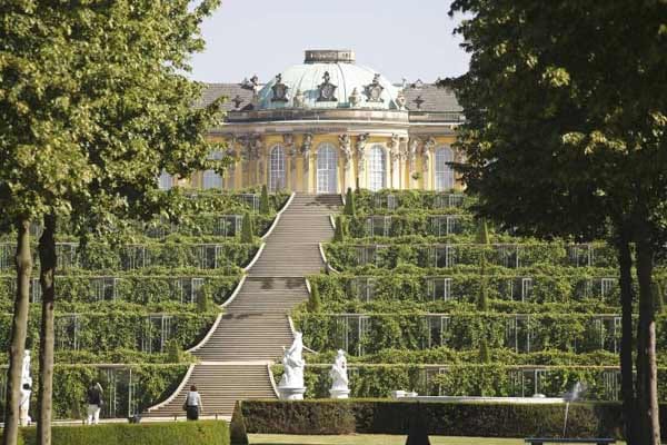 Das in Potsdam liegende Schloss Sanssouci befindet sich im östlichen Teil des gleichnamigen Parks und belegt Platz acht.