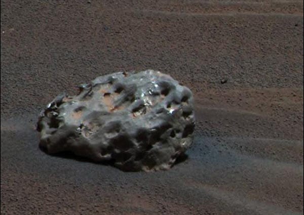 Kleine Meteoriten treffen nicht nur häufig die Erde: Dieser Brocken schlug auf unserem Nachbarplaneten Mars auf. Aufgenommen wurde er durch den NASA-Rover "Opportunity".