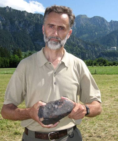Meteorite treffen immer wieder auf die Erde: Meist sind es nur noch kleine Bruchstücke, die den Boden erreichen. So wie "Neuschwanstein 3", den der Physiker Karl Wimmer in der Nähe von Füssen fand.
