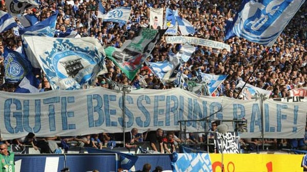 Nur zwei Tage nach dem Brand in München schockt Ralf Rangnick auf Schalke mit seinem Rücktritt: Burnout! Der Coach der Königsblauen geht mit seiner Krankheit an die Öffentlichkeit, sein Amt gibt er auf. Huub Stevens übernimmt für ihn. Im April erklärt Rangnick, dass er wieder bereit ist für einen Posten als Trainer. Angeblich gab es bereits Gespräche mit der Hertha aus Berlin.
