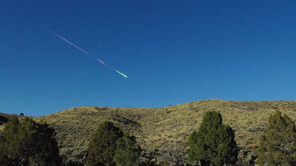 Eine Lichterscheinung über der Sierra Nevada hat viele Menschen im Westen der USA aufgeschreckt Eine Lichterscheinung über der Sierra Nevada hat viele Menschen im Westen der USA aufgeschreckt
