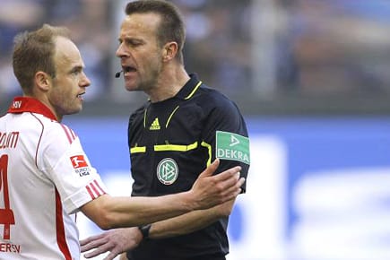 Hamburgs David Jarolim (li.) erhebt schwere Vorwürfe gegen Schiedsrichter Peter Gagelmann.