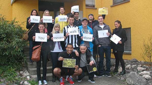 Sedar Piller verabschiedet sich von Freunden und Familie, bevor es auf den 600 km langen Fußmarsch nach Dortmund geht.