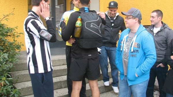 Ein letztes Mal wird Piller Mut zu gesprochen. Der Rucksack ist gepackt, Getränk ist griffbereit.