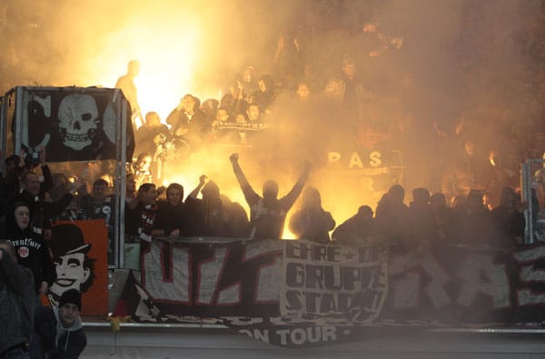 Die Fans von Eintracht Frankfurt hüllen den Aachener Tivoli in dichten Rauch.
