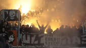 Die Fans von Eintracht Frankfurt hüllen den Aachener Tivoli in dichten Rauch.