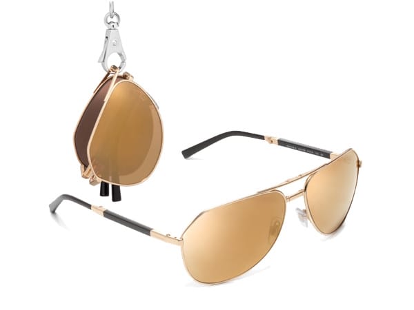 Auf den ersten Blick wie eine coole Pilotenbrille, entpuppt sich dieses goldige Modell von Dolce&Gabbana als echter Faltkünstler. Verschwindet mal die Sonne, können Sie die Brille mit wenigen Handgriffen falten und in die Tasche stecken.
