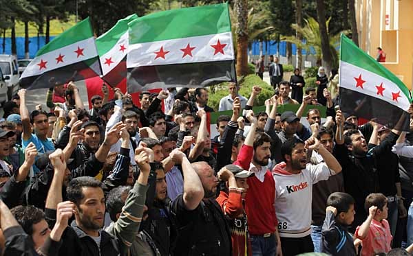 Syrische Flüchtlinge mit Unabhängigkeitsflaggen protestieren gegen Assad. Nach Annans Sechs-Punkte-Plan muss das Regime friedliche Proteste zulassen, doch die vereinbarte Waffenruhe ist äußerst fragil.