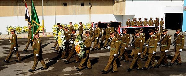 Beerdigung von bei Gefechten getöteten Polizisten in Damaskus: Um die Gewalt zu stoppen, vereinbart der UN-Sondergesandte Kofi Annan mit dem syrischen Regime einen Friedensplan.