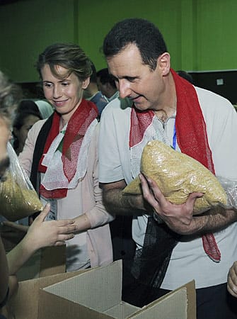 Präsident Assad und seine Frau Asma lassen sich als Wohltäter feiern und verteilen Care-Pakete mit Mehl, Zucker, Speiseöl und Nudeln für die Opfer der Kämpfe in Homs.