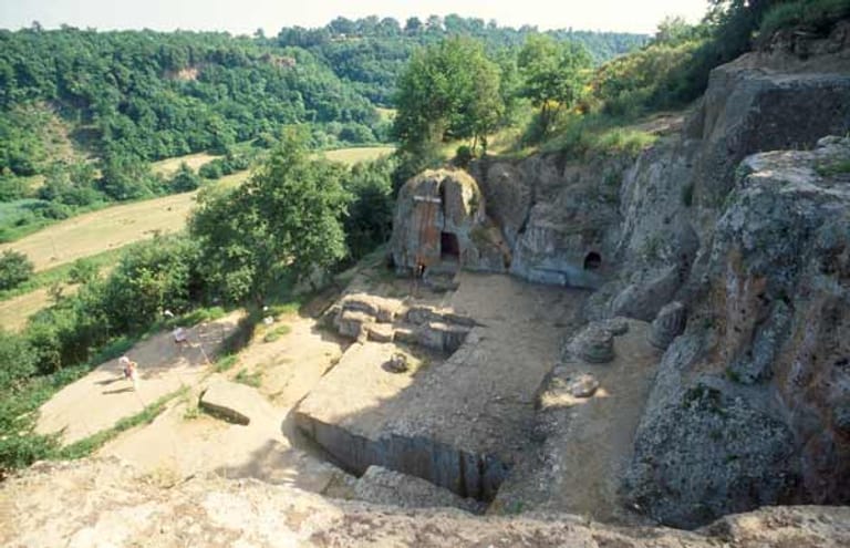 In der Gegend vor Sovana finden sich die spektakulären Etruskergräber wie die Tomba Ildebrand.